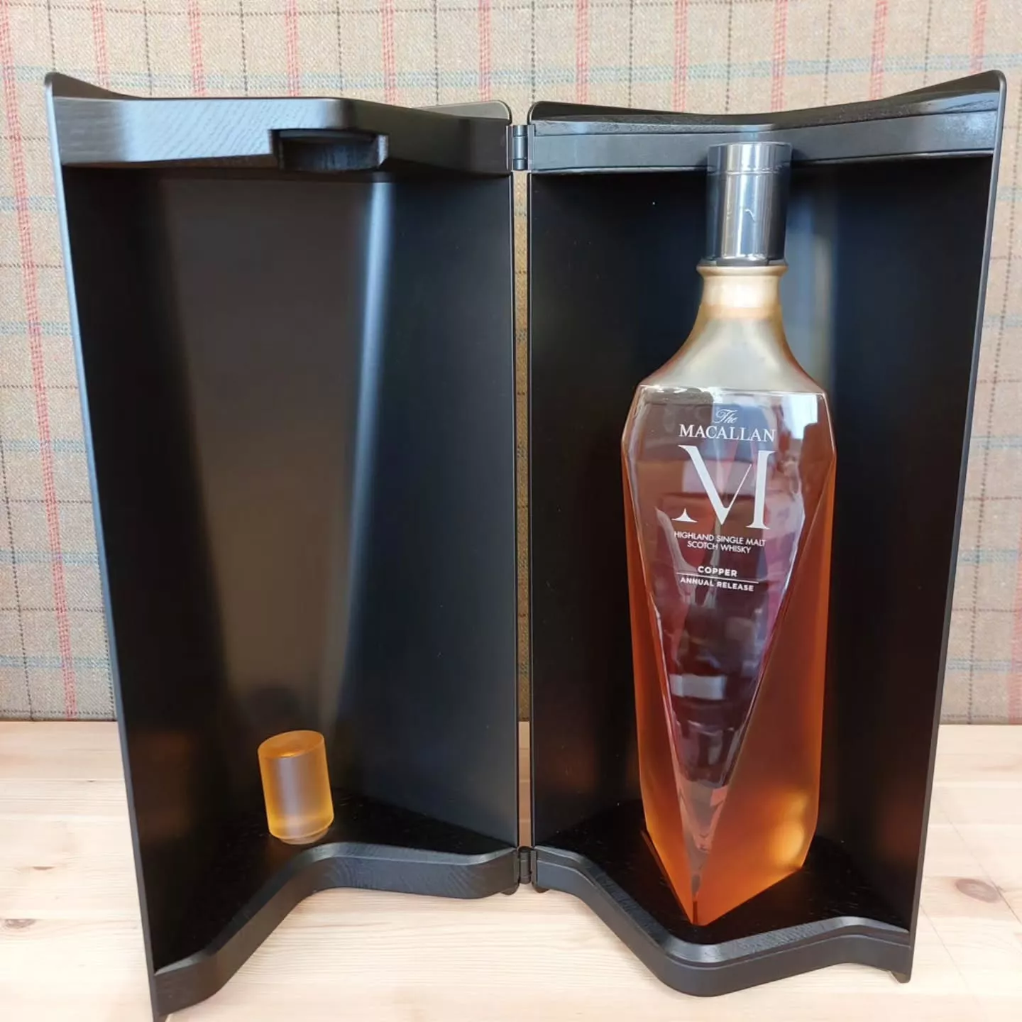「之前商業夥伴送咗支限量版麥卡倫 M Copper，擺喺酒櫃好耐都冇開，屋企人又唔飲烈酒。WhatsApp 搵怡和商行問價，報價好公道爽快！師傅當日就親自上門交收，驗完酒即刻 FPS 轉賬，成個過程快靚正，好放心。」