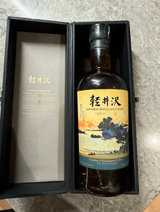 「老爺珍藏咗好耐嘅日本老威士忌，屋企人平時好少飲烈酒，擺喺度又怕變質。經朋友力撐介紹搵咗怡和商行，師傅好專業，上到門好細心睇封口同酒標，出價好公道！現場點算好即刻FPS過數，非常靠譜又放心。」