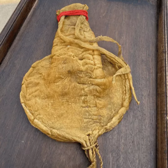 「阿爺留低嘅老字號極品鰵魚膠，放咗幾十年色澤好金黃。朋友推薦呢間專收名貴海味嘅商行，WhatsApp影相即刻有專人快速評估。師傅準時上門驗貨，秤重同驗成色都好透明，成個交收過程透明放心，值得推薦畀身邊有舊海味嘅朋友！」